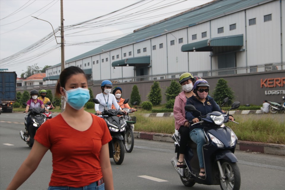 Công nhân lao động khu công nghiệp Sóng Thần trở lại nhà máy sau đợt dịch thứ 4. Ảnh: Đình Trọng