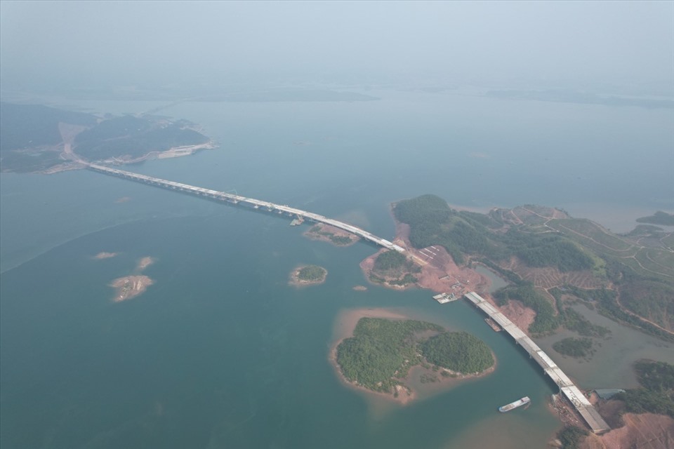 Cầu Vân Tiên - hạng mục công trình khó thi công nhất trên tuyến cao tốc Vân Đồn - Móng Cái - hợp long ngày 5.12.2021. Ảnh: Đỗ Phương