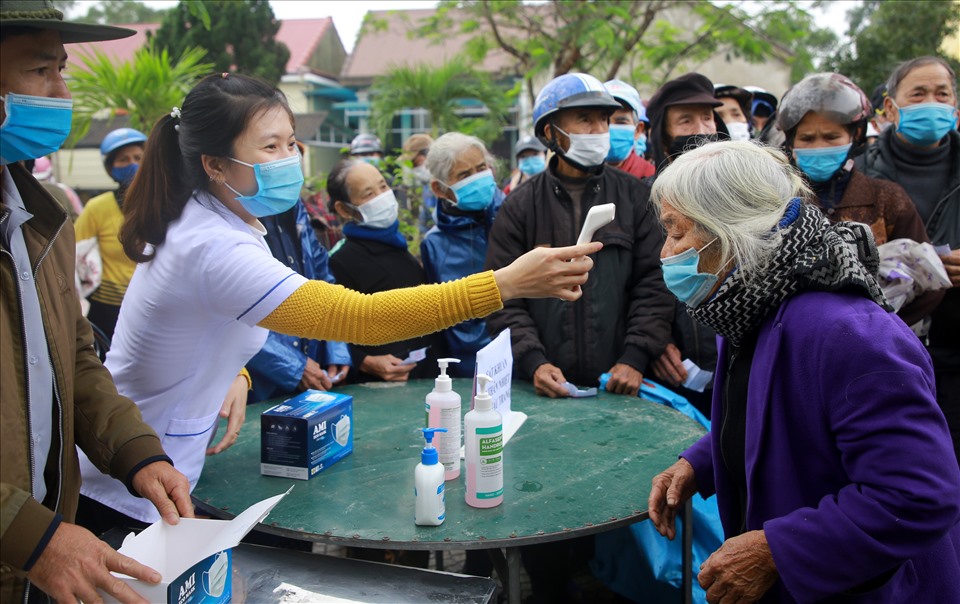 Trước khi vào chợ, người dân được kiểm tra thân nhiệt, yêu cầu đeo khẩu trang. 400 người dân ở xã Triệu Sơn có hoàn cảnh khó khăn được mời tham gia phiên chợ.