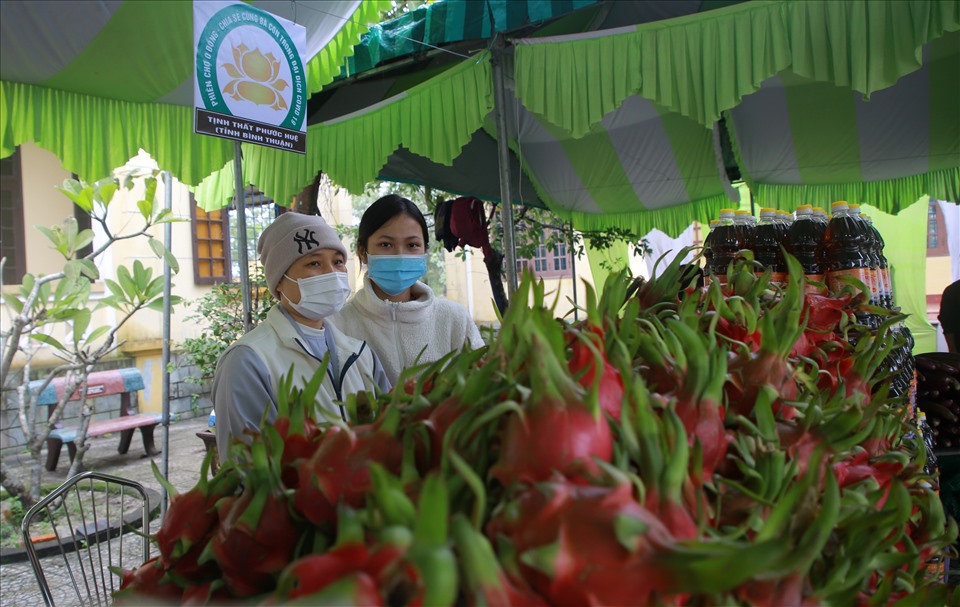 Gian hàng trái cây này ở chợ 0 đồng do Tịnh thất Phước Huệ ở tỉnh Bình Thuận gửi đến hỗ trợ.