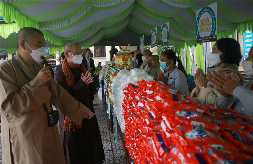 Ngày 30.12, tại xã Triệu Sơn, huyện Triệu Phong, tỉnh Quảng Trị, Giáo hội Phật giáo Việt Nam huyện Triệu Phong phối hợp với UBND xã Triệu Sơn tổ chức phiên chợ 0 đồng.