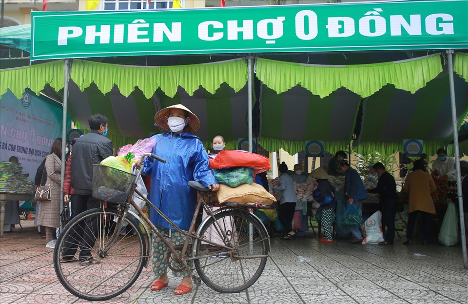Bà Nguyễn Thị Lương, thôn Linh Chiểu, xã Triệu Sơn thì đưa xe đạp vào chợ, rồi chất lên xe các món hàng vừa mua được. “Lần đầu tiên được đi chợ không tốn tiền mà có nhiều hàng hóa đem về như thế này” - bà Lương, cho hay.
