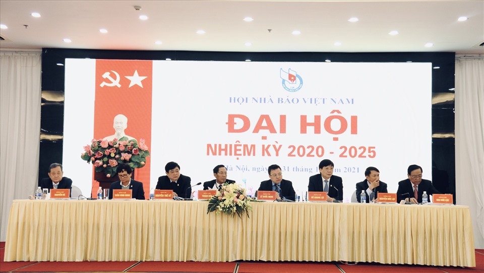 Đoàn chủ tịch điều hành phiên trù bị Đại hội XI Hội Nhà báo Việt Nam. Ảnh T.Vương