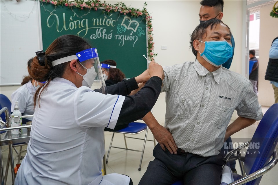 Theo các chuyên gia y tế, hiệu quả bảo vệ của các loại vắc xin phòng COVID-19 đang được sử dụng hiện nay tại Việt Nam nằm trong khoảng từ 78-94% tùy loại. Hiệu quả này sẽ bị giảm dần theo thời gian, đặc biệt là người từ 65 tuổi trở lên.