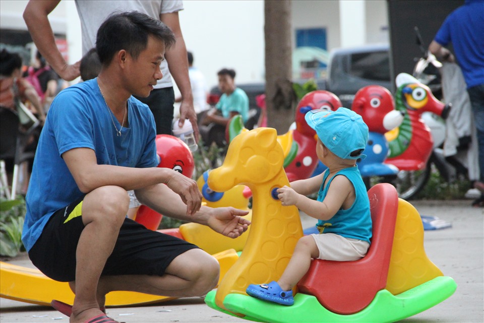 Anh Võ Văn Chỉnh cùng con chơi dưới công viên mini tại NOXH Định Hòa.