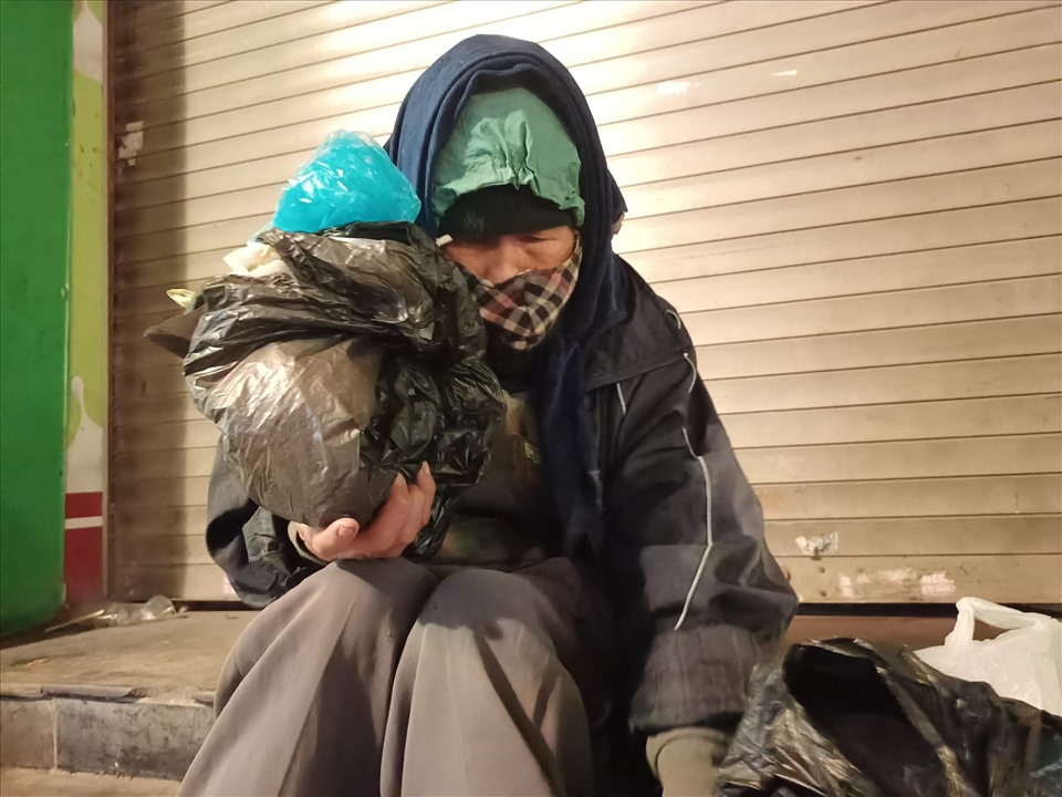Người vô gia cư vất vưởng bên vệ đường. Ảnh: Thiều Trang