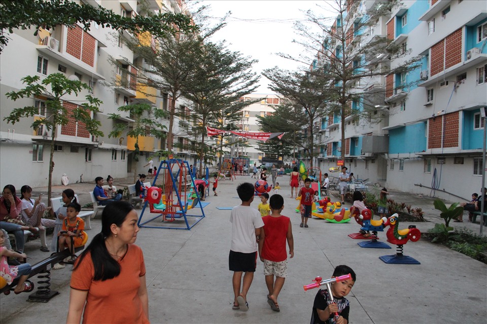 Đây là khu vực nhà ở xã hội Định Hòa (Phường Định Hòa, TP.Thủ Dầu Một), dự án được xây dựng gần đây với thiết kế không gian thoáng, rộng và đẹp hơn. Hai năm nay, người lao động về đây sống đông hơn.