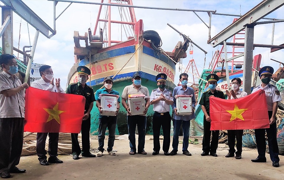 Bộ Tư lệnh Vùng cảnh sát biển 4 tuyên truyền nâng cao nhận thức pháp luật cho ngư dân. Ảnh: Hoàng Dung