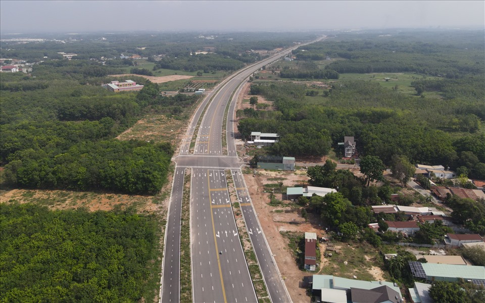 Đáng chú ý nhất là dự án Mỹ Phước Bàu Bàng - dài 11km đang được hoàn thiện, chỉ còn hạng mục đèn đường chiếu sáng. Hiện dự án này đã thông xe kết nối với đường Mỹ Phước Tân Vạn, tuyến đường này thông suốt 52km từ