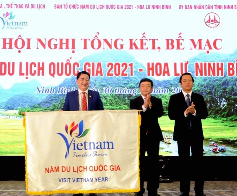 Trao cờ tổ chức Năm Du lịch quốc gia 2022 cho tỉnh Quảng Nam. Ảnh: NT