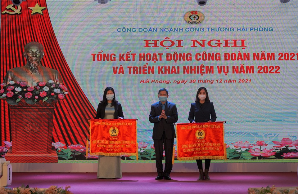 Hai tập thể nhận cờ thi đua của Tổng Liên đoàn Lao động Việt Nam. Ảnh: Mai Dung