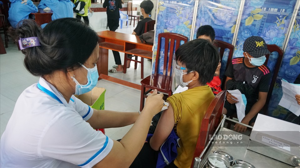 Hậu Giang tiêm vaccine cho trẻ em. Ảnh: Tạ Quang.