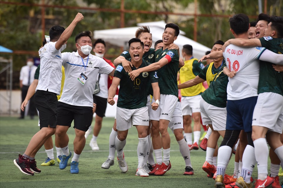 Niềm vui của đội Du Lịch sau chiến thắng trước Bất động sản Nam Dương. Ảnh: VietFootball