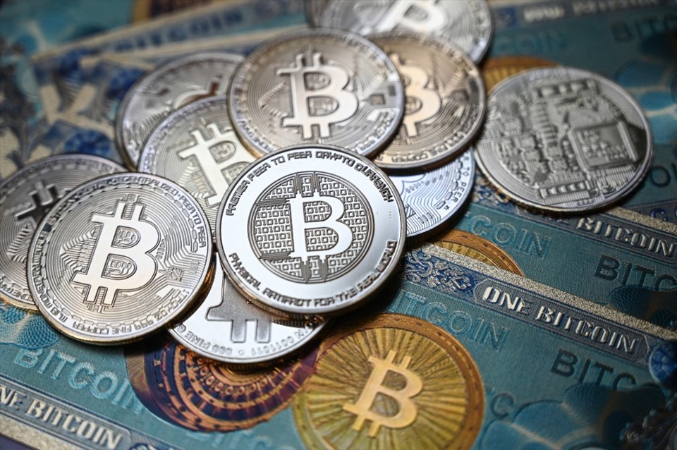 2 đồng tiền điện tử lớn Bitcoin và Ether lần lượt ghi nhận mức tăng trưởng hơn 65% và 400% từ đầu năm đến nay. Ảnh: AFP