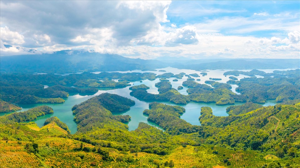 Hồ Tà Đùng được ví như “Vịnh Hạ Long” trên Tây Nguyên. Ảnh: Phan Tuấn