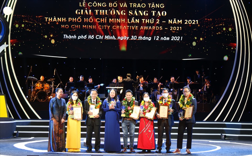 Phó Chủ tịch nước Võ Thị Ánh Xuân (thứ 4 từ trái qua) trao Giải thưởng sáng tạo TPHCM.  Ảnh: Minh Quân