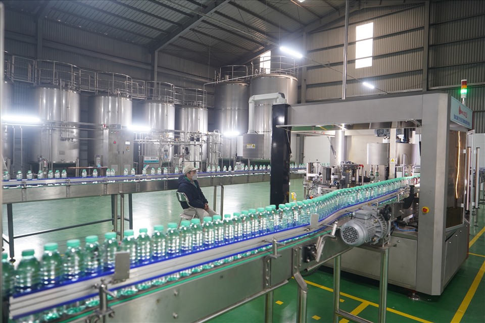 Dây chuyền sản xuất nước đóng chai thương hiệu IMIZU. Ảnh: QĐ