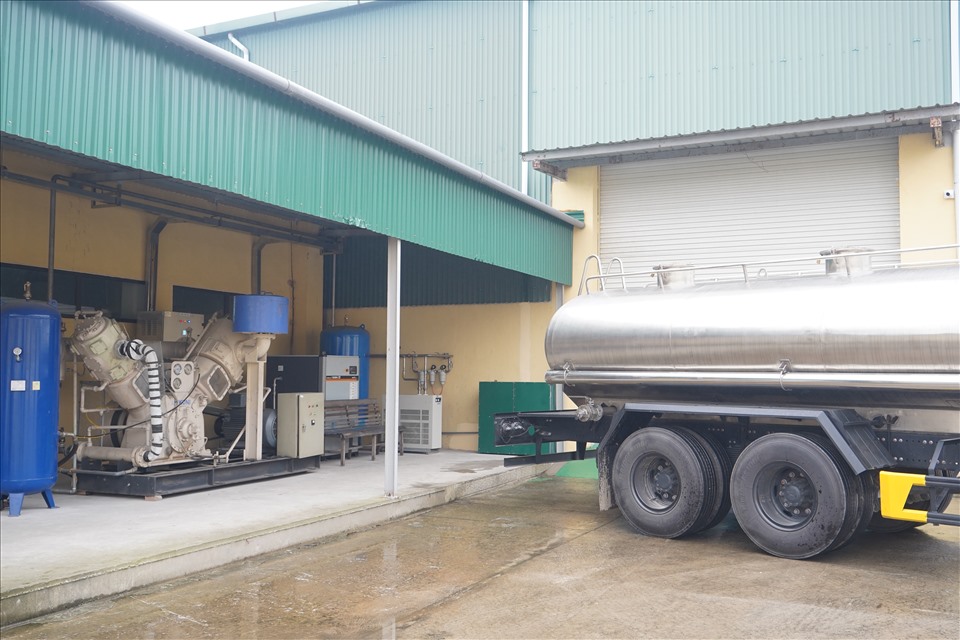 Xe bồn chở nước Khe Kẹp (từ dãy núi Thiên Nhẫn - Nam Đàn) về sản xuất nước đóng chai công nghệ tiên tiến. Ảnh: QĐ