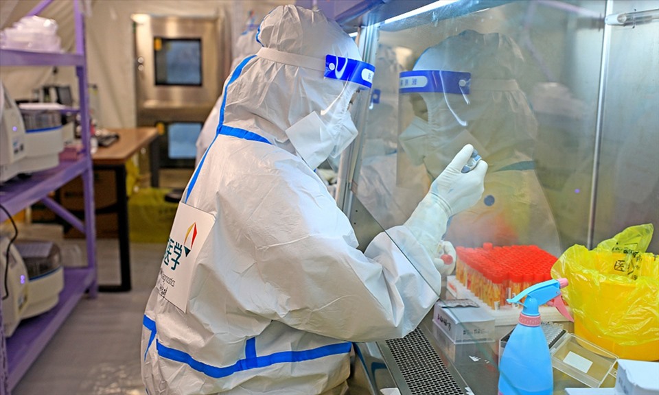 Một nhân viên y tế làm việc tại phòng thí nghiệm xét nghiệm axit nucleic ở Tây An, tỉnh Thiểm Tây, Trung Quốc, ngày 26.12.2021. Ảnh: VCG