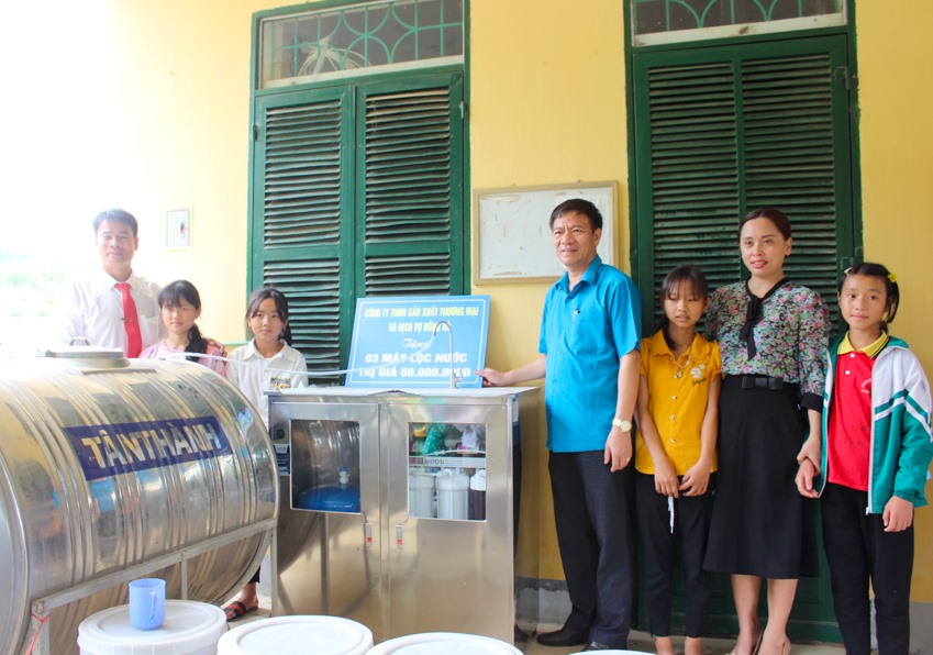 Ông Lê Thanh Hà – Chủ tịch LĐLĐ tỉnh trao máy lọc nước cho 02 trường học tại xã Háng Lìa – huyện Điện Biên Đông.