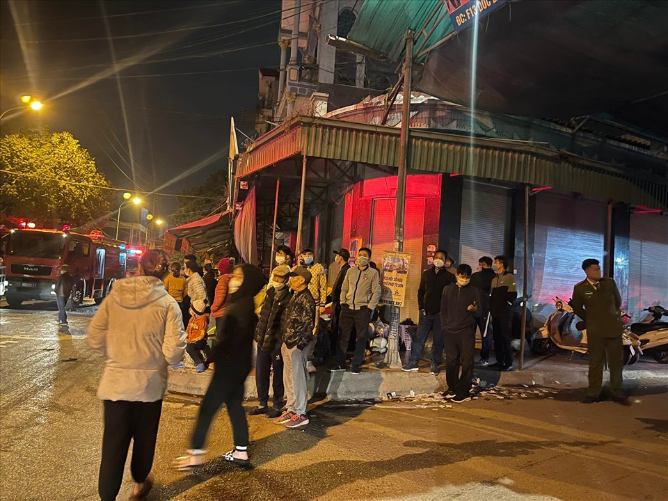 Lực lượng chức năng có mặt dập lửa tại chợ vải Ninh Hiệp. Ảnh: PV
