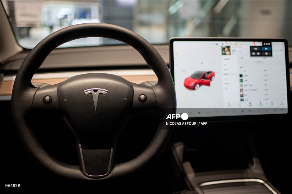 Bên trong xe Tesla Model 3 tại một cửa hàng Tesla. Ảnh: AFP