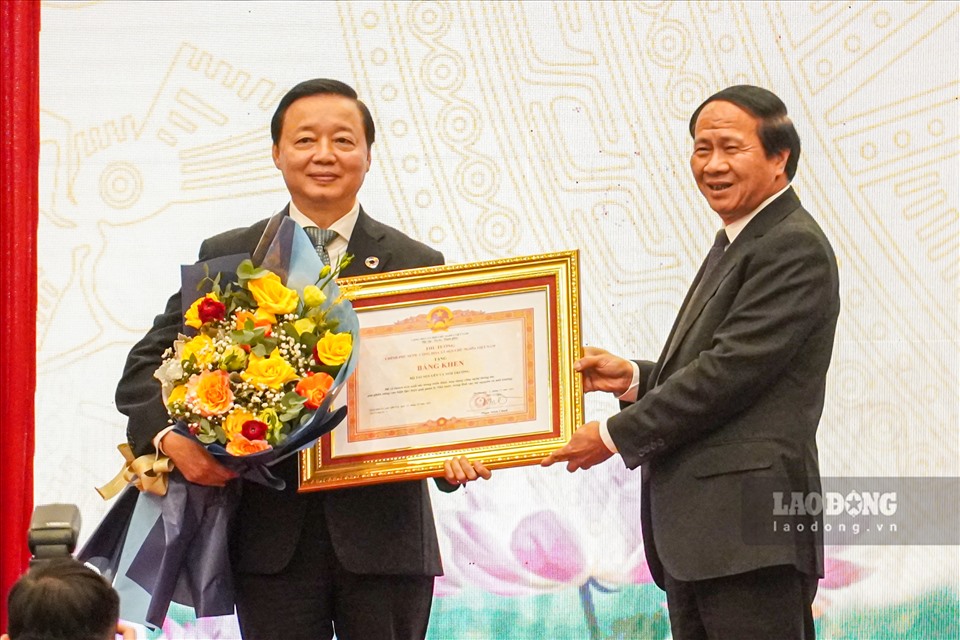 Phó Thủ tướng Lê Văn Thành trao bằng khen cho Bộ trưởng Bộ Tài nguyên và Môi trường. Ảnh: Minh Ánh.