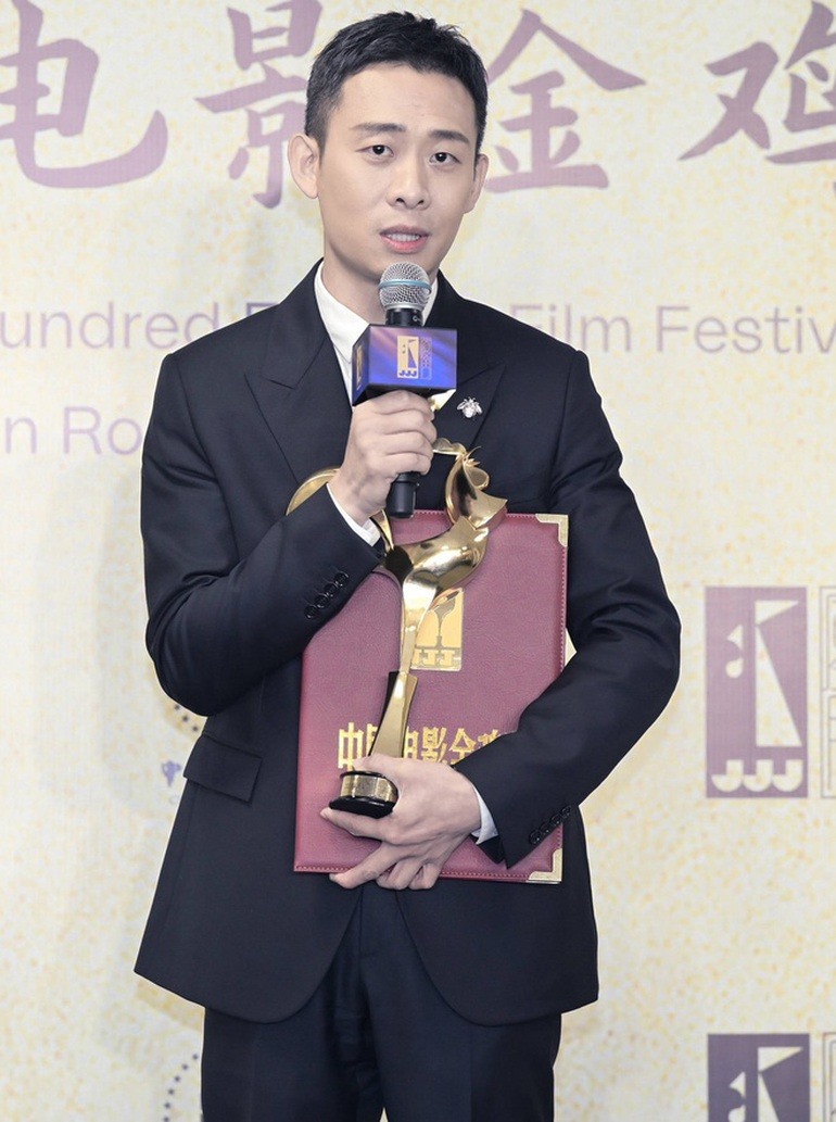 Trương Dịch xúc dộng khi nhận giải thưởng Kim Kê danh giá. Ảnh: Xinhua