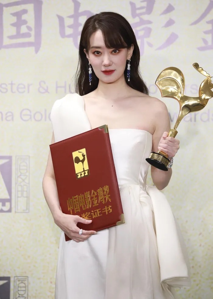 Trương Tiểu Phỉ gây bất ngờ khi vượt qua nhiều đối thủ để nhận giải “Nữ diễn viên xuất sắc nhất“. Ảnh: Xinhua