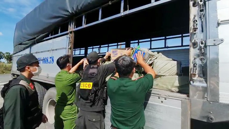 Lực lượng chống buôn lậu tỉnh An Giang phát hiện xe chở 8.000 bộ bài Tây dùng để đánh bạc. Ảnh: VT
