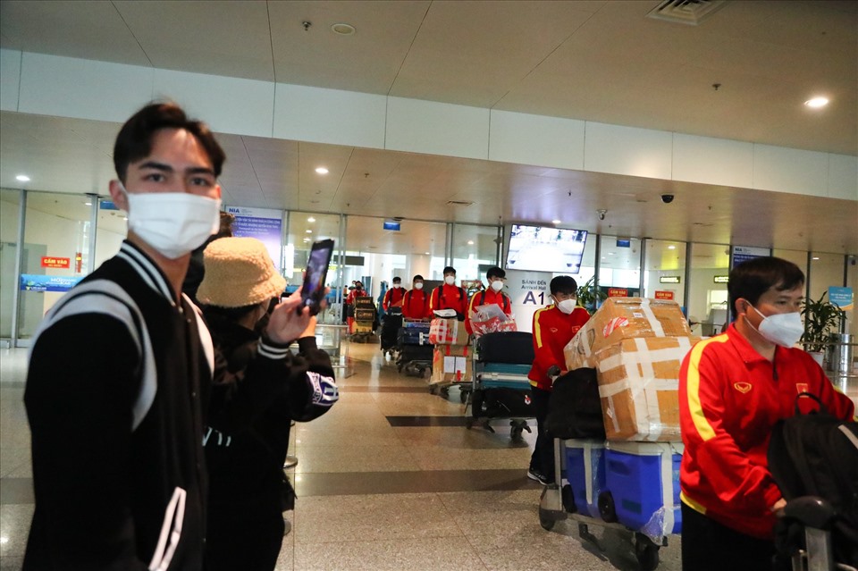 Trưa 31.12, chuyến bay đưa tuyển Việt Nam từ Singapore về nước đã hạ cánh tại sân bay Nội Bài (Hà Nội).