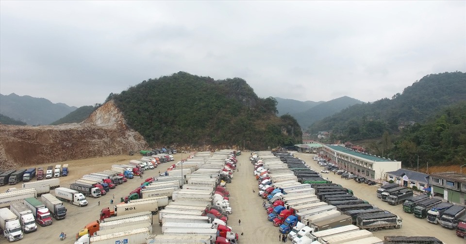 Hình ảnh các xe hàng ùn ứ tại cửa khẩu Tân Thanh. Ảnh: Đặng Phúc Nguyên