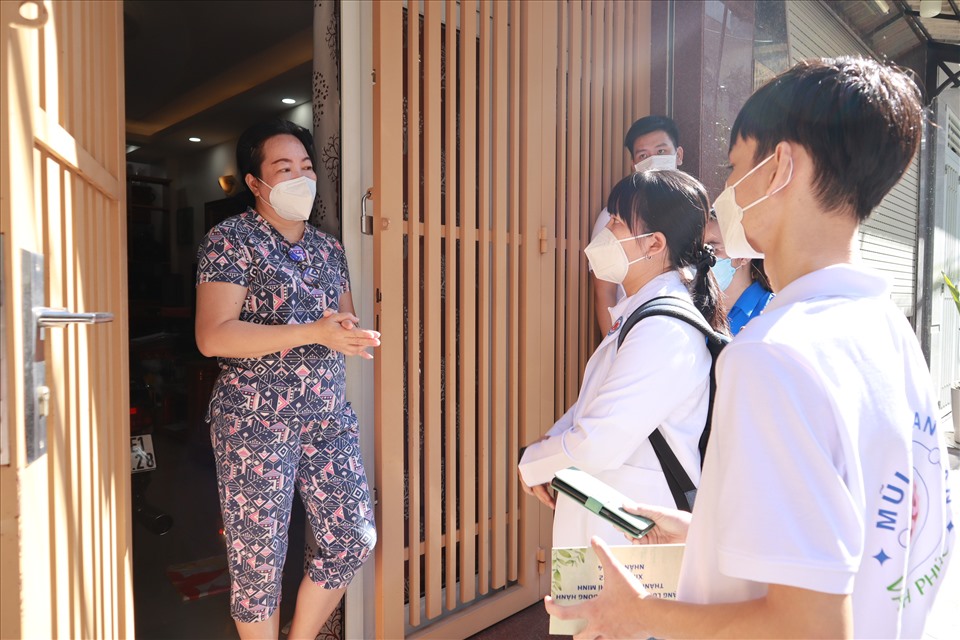 Đội tiêm đang vận động người dân tiêm vaccine ngừa COVID-19. Ảnh: Nguyễn Ly