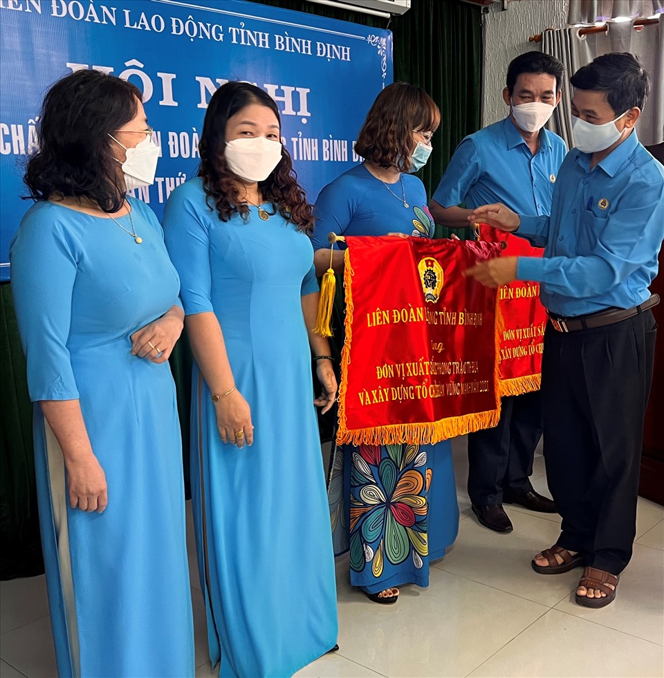 Chủ tịch LĐLĐ Bình Định Nguyễn Mạnh Hùng trao cờ thi đua cho các đơn vị xuất sắc
