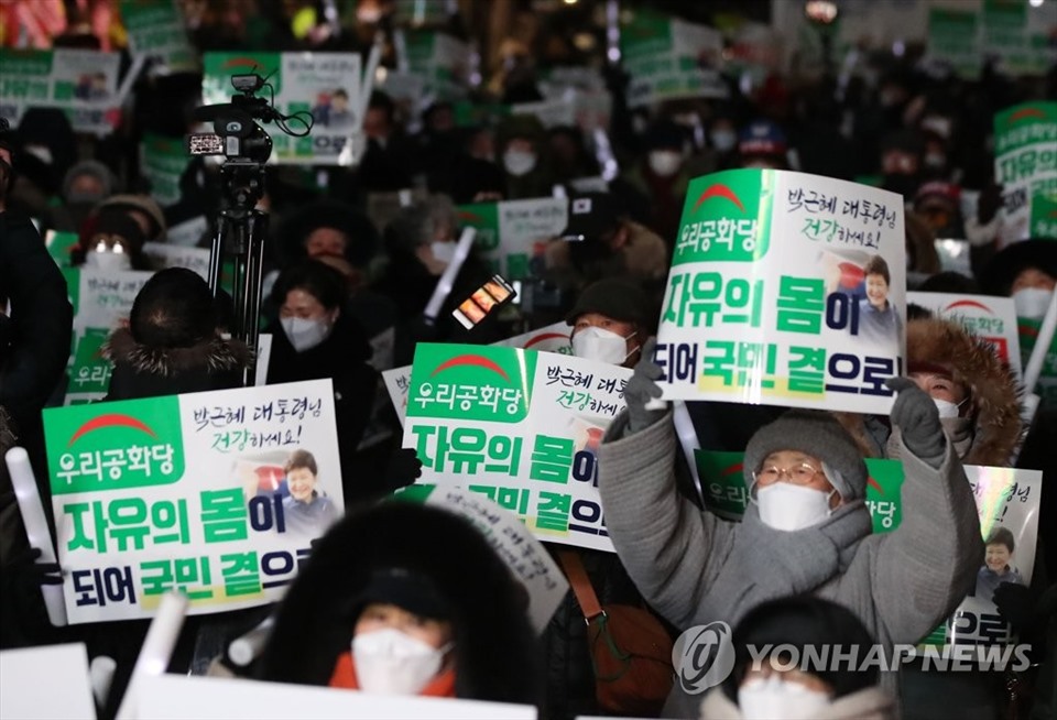 Những người ủng hộ cựu Tổng thống Park Geun-hye kỷ niệm ngày ân xá của bà trước một bệnh viện ở trung tâm Seoul vào ngày 31 tháng 12 năm 2021. (Yonhap)