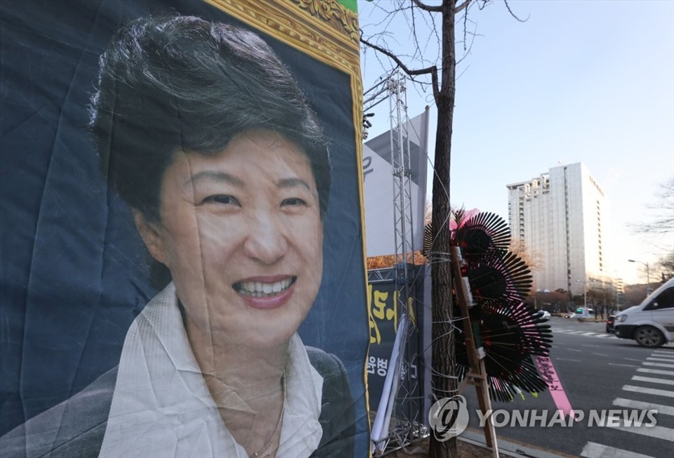 Một bức chân dung khổng lồ của cựu Tổng thống Park Geun-hye được những người ủng hộ bà dựng lên với mong muốn bà nhanh chóng bình phục, đặt trước Trung tâm Y tế Samsung ở Seoul vào ngày 30.12.2021, nơi bà phải nhập viện do đau vai và lưng mãn tính. Ảnh: Yonhap