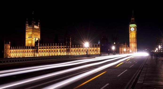 Các lễ hội giao thừa truyền thống ở Quảng trường Trafalgar của thủ đô London, Anh và màn bắn pháo hoa ven sông đã bị hủy bỏ trong năm thứ hai. Giới chức Anh áp đặt các hạn chế mới sau khi số ca nhiễm biến thể Omicron bắt đầu tăng vào giữa tháng 12. Tuy nhiên, đồng hồ Big Ben đổ chuông đón giao thừa sau 4 năm ngừng hoạt động. Ảnh: DPA