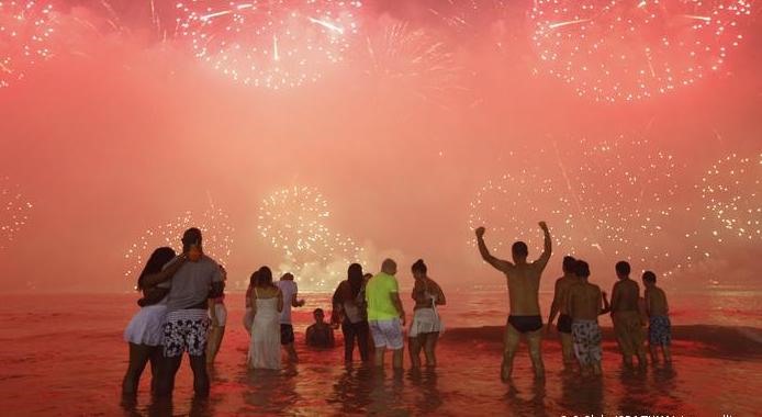 Rio de Janeiro sẽ tiếp tục với màn trình diễn pháo hoa nổi tiếng thế giới trên bãi biển Copacabana. Thành phố sẽ tổ chức bắn pháo hoa ở chín địa điểm khác. Tuy nhiên năm nay không có các chương trình biểu diễn trên sân khấu. Thị trưởng thành phố cho biết đám đông lớn ở ngoài trời hầu như không có nguy cơ lây nhiễm. Ảnh: DPA