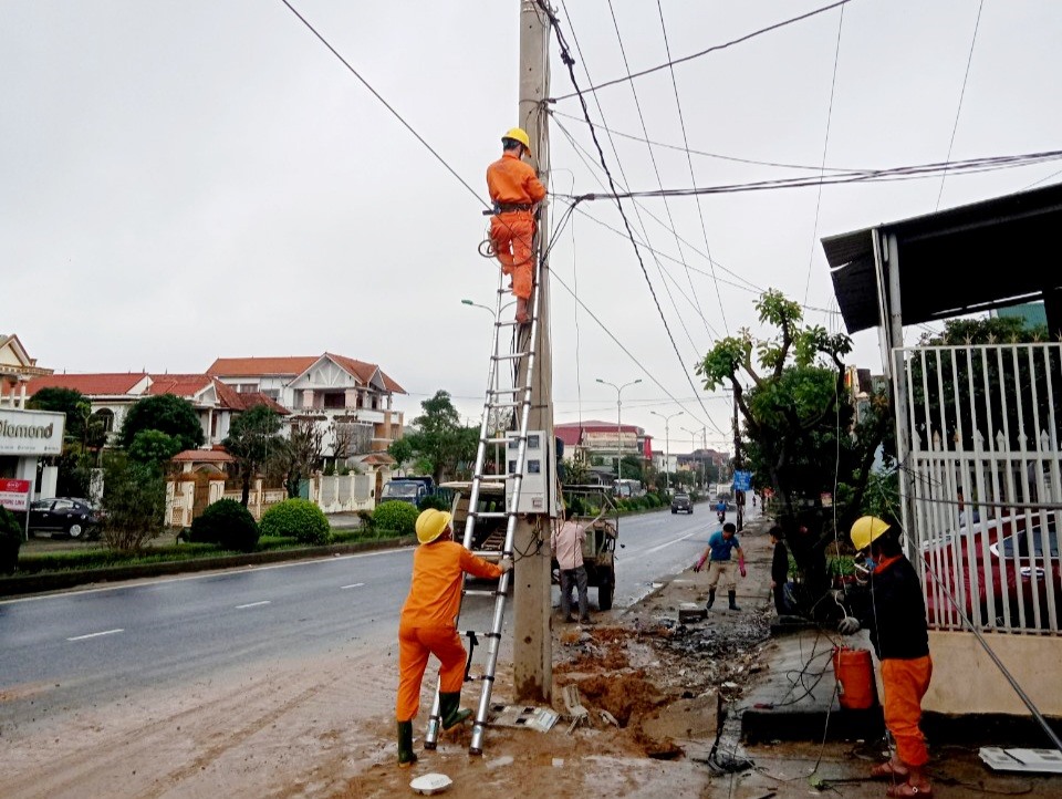 Lực lực công nhân điện lực nhanh chóng khắc phục sự cố cấp điện trở lại cho nhân dân trên địa bàn