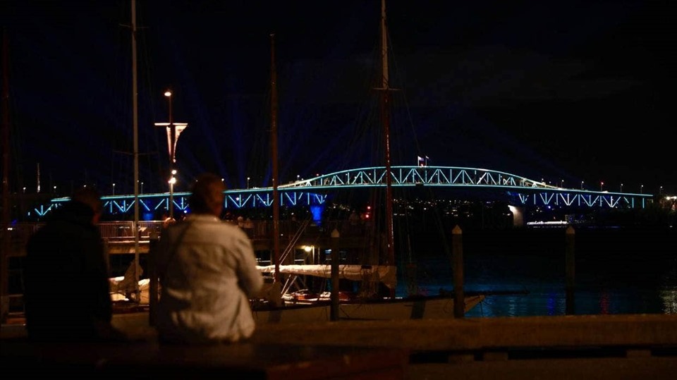 Người dân có mặt ở Auckland Viaduct chờ đếm ngược đêm giao thừa. Ảnh chụp màn hình