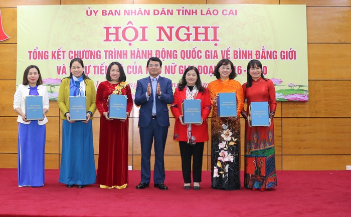 Lãnh đạo tỉnh Lào Cai tặng quà cho nữ đại biểu tiêu biểu.