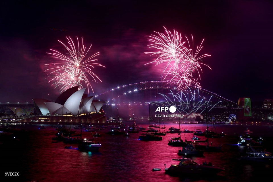 Australia tổ chức hoạt động bắn pháo hoa chào năm mới 2022 dù đang trong đợt bùng phát COVID-19. Ảnh: AFP