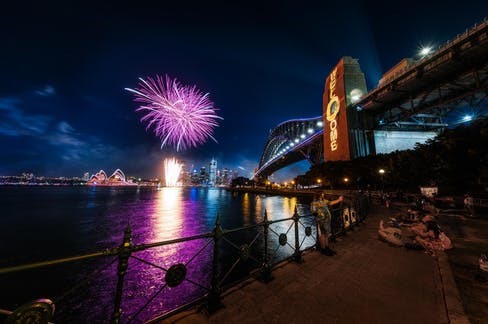 Giới chức Sydney khuyến khích người đến địa điểm xem pháo hoa đeo khẩu trang, những người chưa tiêm chủng được yêu cầu ở nhà và vé vào các địa điểm ngắm pháo hóa cũng có só lượng nhất định. Ảnh: Website thành phố Sydney