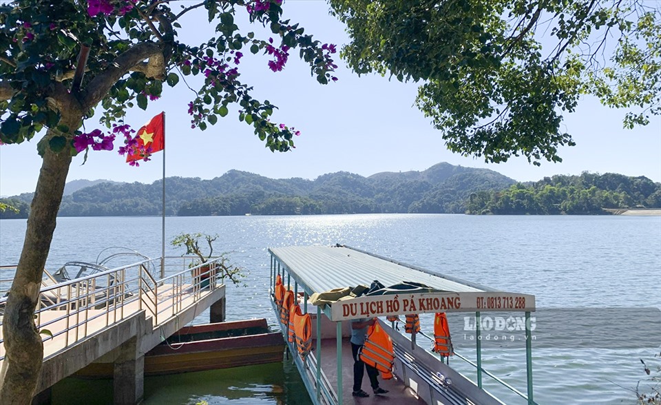 Có dịp du ngoạn trên Hồ Pá Khoang vào thời điểm cuối năm, du khách không thể bỏ lỡ cơ hội được ngắm hoa Anh Đào trên một hòn đảo xinh đẹp có tên gọi là “Đảo Hoa”.