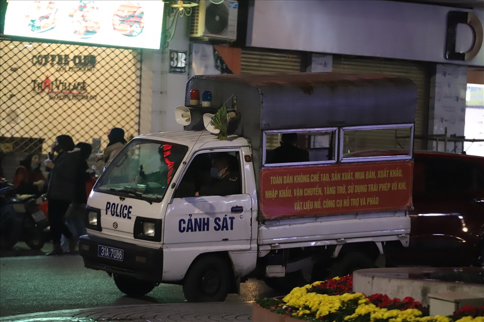Lực lượng chức năng sử dụng xe tuyên truyền, nhắc nhở người dân chấp hành quy định phòng chống dịch.