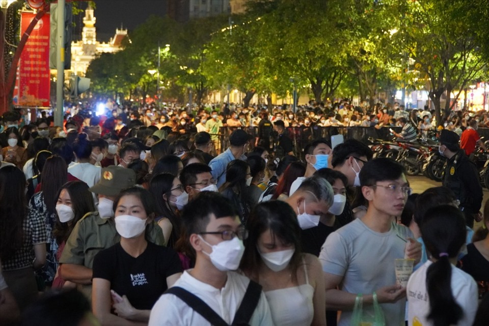 Càng sát thời khắc đếm ngược sang năm mới 2022, lượng người đổ về phố đi bộ Nguyễn Huệ càng lúc càng đông hơn.