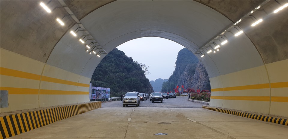 Đường hầm xuyên núi trên tuyến đường ven biển Hạ Long - Cẩm Phả. Ảnh: Nguyễn Hùng
