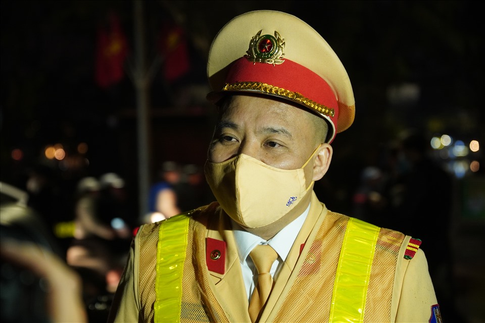 Thiếu tá Trần Quang Chinh - Phó đội trưởng Đội CSGT đường bộ số 6 trao đổi với Báo Lao Động.