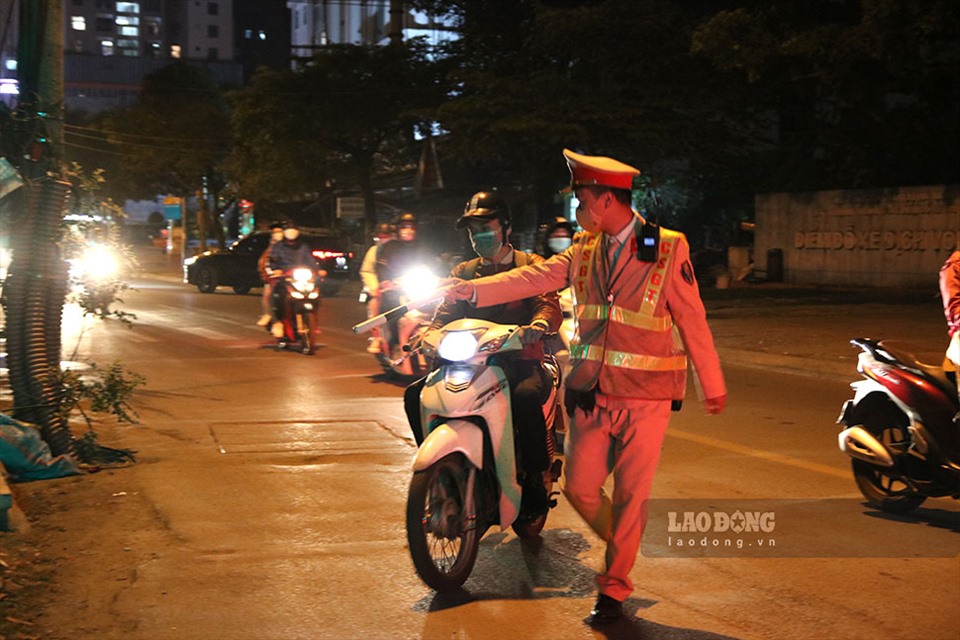 Đêm 31.12 rạng sáng 1.1.2022, Tổ công tác Đội Cảnh sát giao thông số 6 (Phòng CSGT TP.Hà Nội) đã xử lý những vi phạm giao thông trên các tuyến đường thuộc địa bàn đồng thời thực hiện kế hoạch tuần tra, kiểm soát, xử lý vi phạm nồng độ cồn.