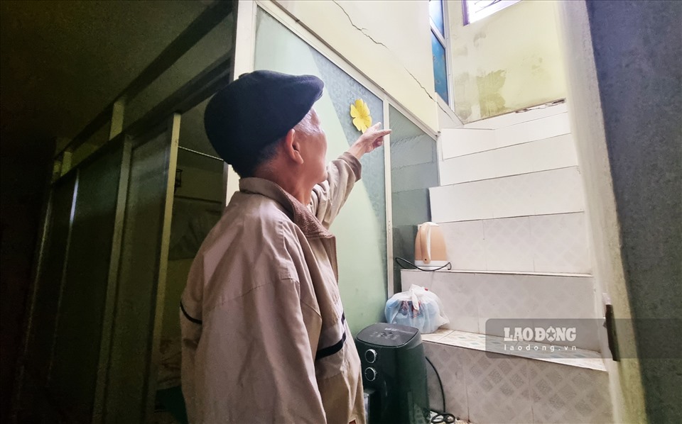 Ông Bộ cho biết, những vết nứt trên tường nhà ông ngày một rộng từ khi việc xây dựng TTTM được tiến hành.